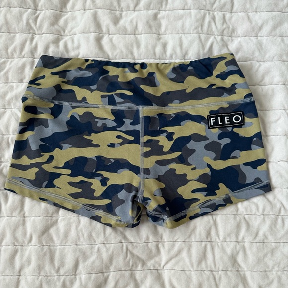 Fleo Pants - Fleo cool grey camo OG shorts size medium
